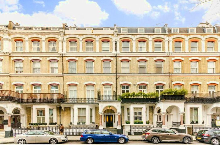 3 Bedroom Flat To Rent In Old Brompton Road, South Kensington, London, SW5