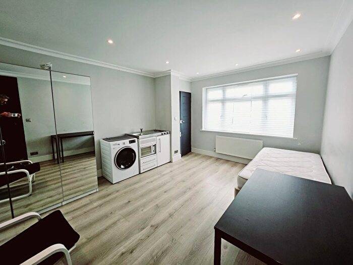 Studio To Rent In Decoy Avenue, London, NW11