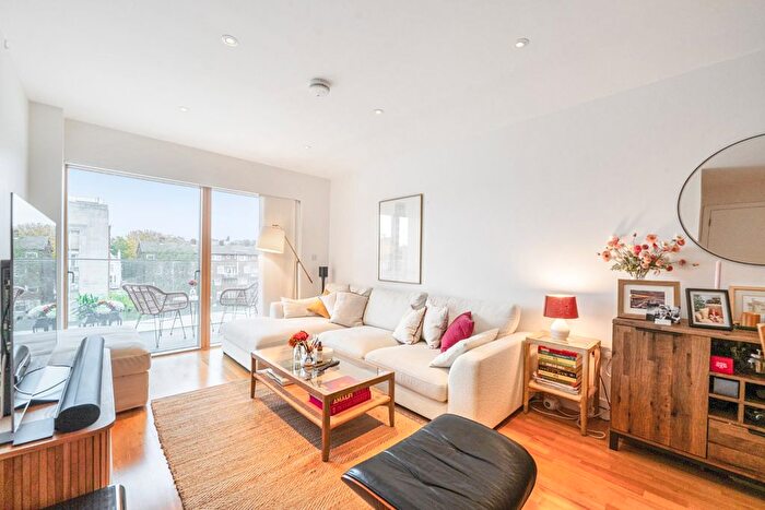 2 Bedroom Flat For Sale In Streatham High Road, Streatham, London, SW16
