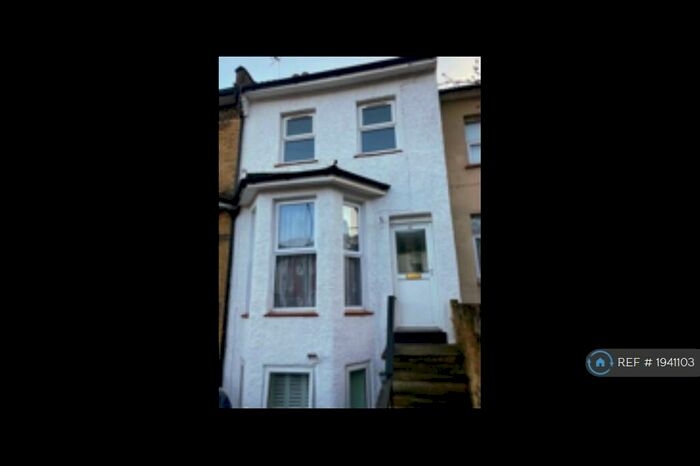 2 Bedroom Maisonette To Rent In Oval Road, East Croydon, CR0