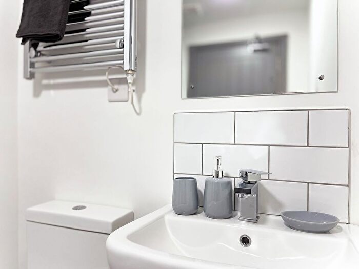 1 Bedroom Flat To Rent In , Leeds Road, Castleford, WF10