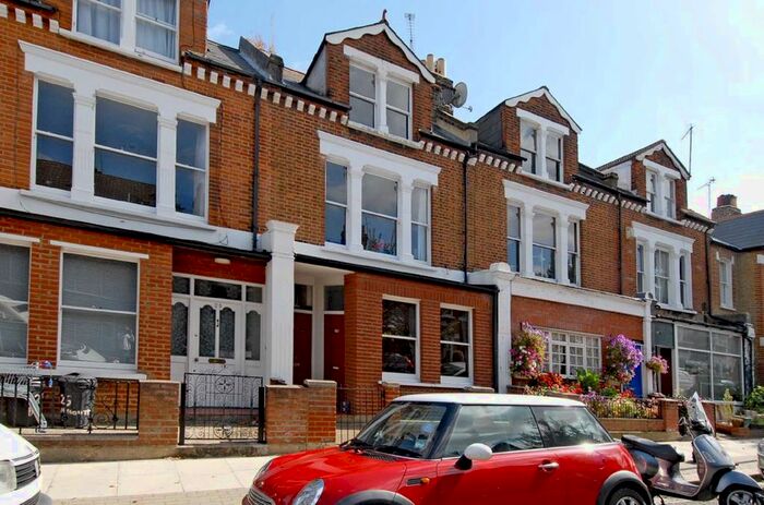 3 Bedroom Flat To Rent In Barmouth Road, London, SW18