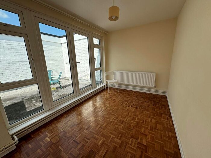 3 Bedroom Flat To Rent In High Street, New Malden, KT3