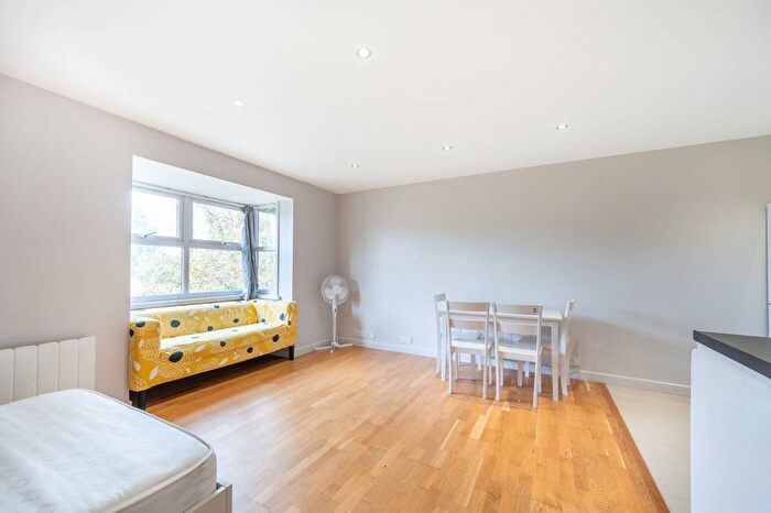 Studio To Rent In Balmoral Mews, Wendell Park, London, W12