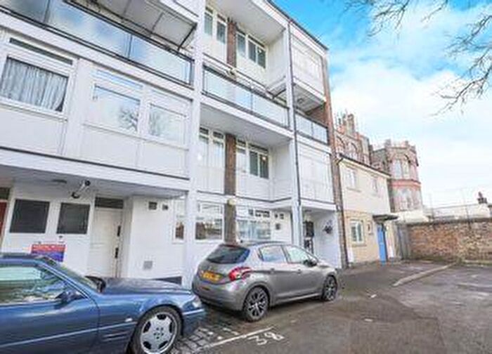 3 Bedroom Flat To Rent In Chapman Street, Whitechapel Road, Shadwell, Tower Hamlets, London, E1
