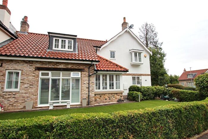 3 Bedroom Terraced House For Sale In St. Marys Walk, Swanland, HU14
