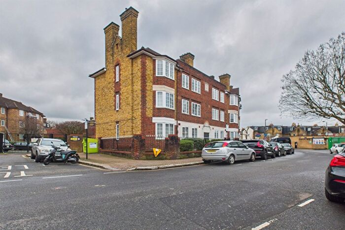 3 Bedroom Flat For Sale In Frogmore, SW18