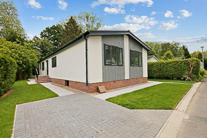 2 Bedroom Park Home For Sale In Crawley, West Sussex, RH10