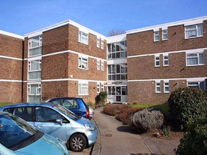 2 Bedroom Flat To Rent In Stratton Close, Edgware, HA8