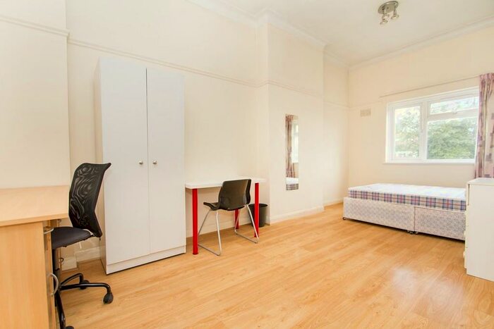 5 Bedroom Flat To Rent In Parson Street, Hendon, NW4