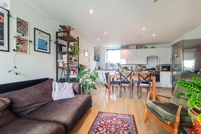 2 Bedroom Apartment To Rent In Devonshire House, Westferry Road, Isle Of Dogs, London, E14