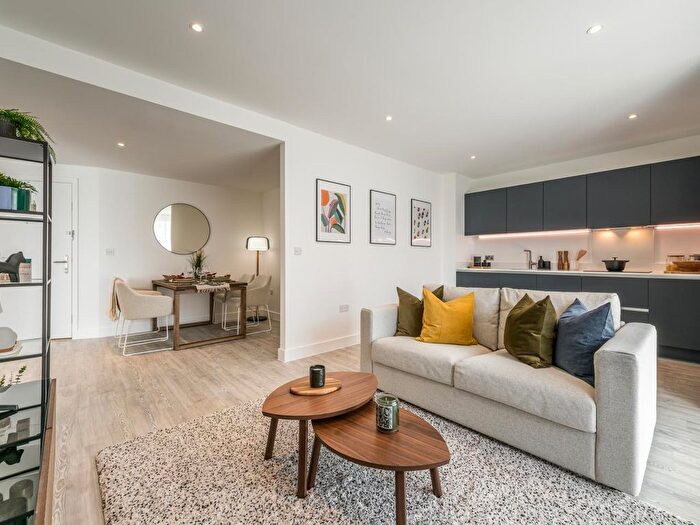 1 Bedroom Flat For Sale In Civic Street, Hounslow, TW3