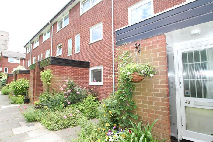 2 Bedroom Flat To Rent In Regents Square, London, E3