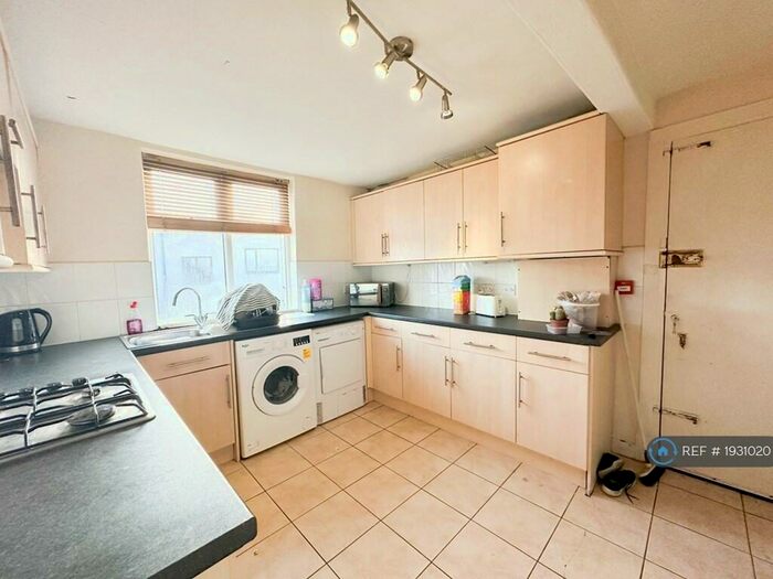 2 Bedroom Flat To Rent In Wingrove Road, Newcastle Upon Tyne, NE4