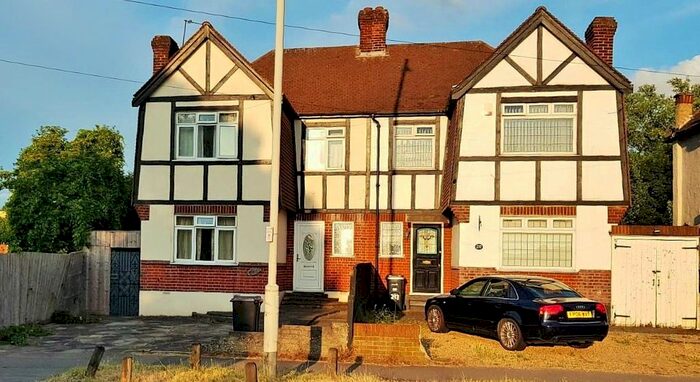 3 Bedroom Semi-Detached House To Rent In Chigwell Road, Woodford Green, IG8