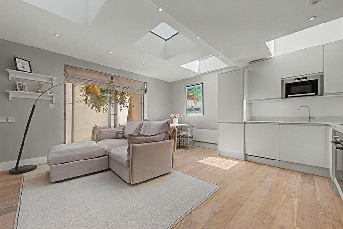 3 Bedroom Flat For Sale In Cathles Road, London, SW12