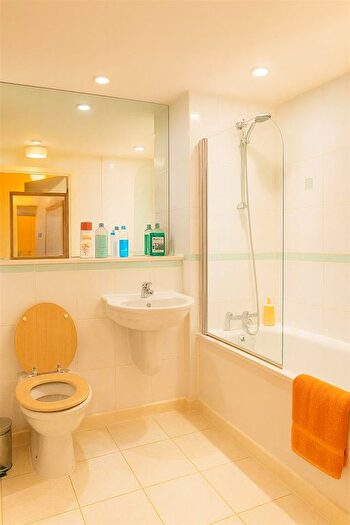 1 Bedroom Flat To Rent In Commercial Road, London, E14