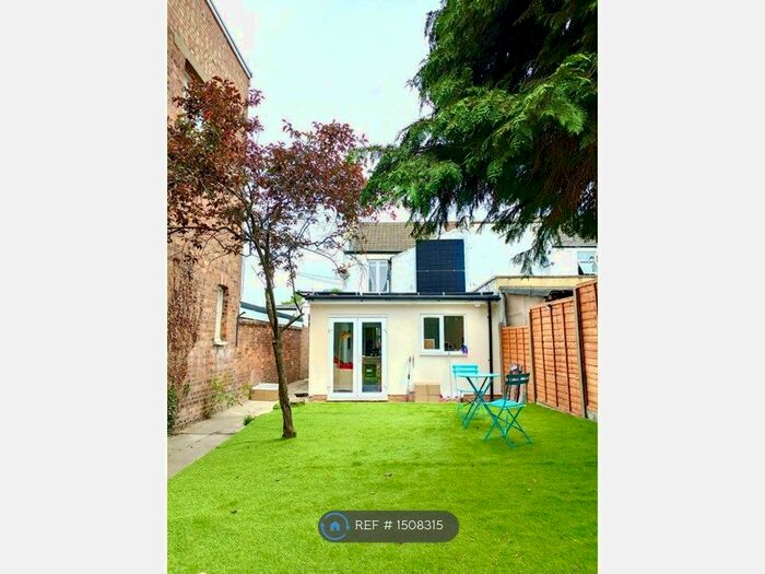 3 Bedroom End Of Terrace House To Rent In Lodge Lane, London, N12