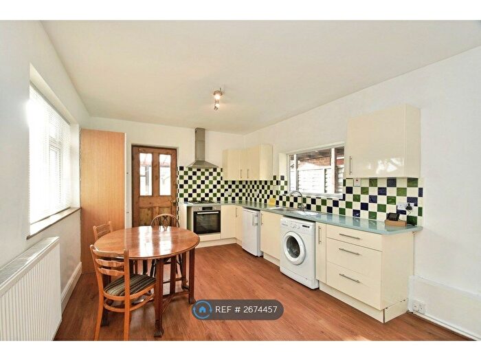 1 Bedroom Flat To Rent In Lynton Gardens, Harrogate, HG1