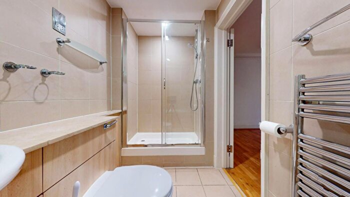 2 Bedroom Flat To Rent In Albert Terrace, London, NW1