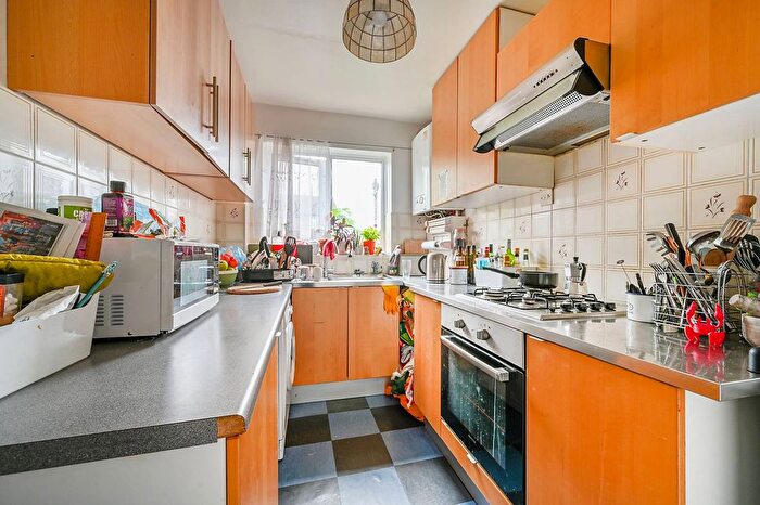 2 Bedroom Flat To Rent In Avenue Road, South Acton, London, W3