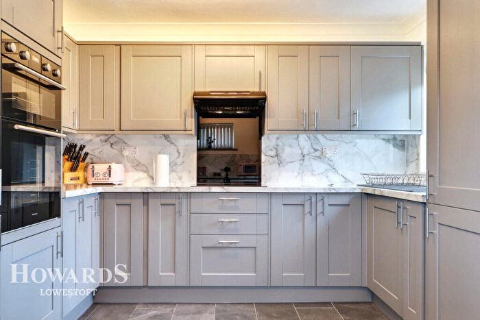 3 Bedroom Chalet For Sale In Edgerton Road, Lowestoft, NR33