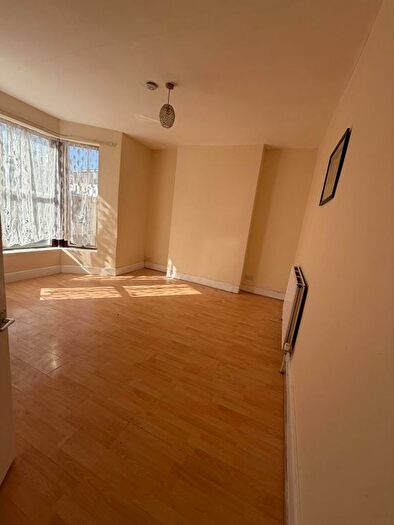 2 Bedroom Flat To Rent In Kenilworth Gardens, Ilford, IG3