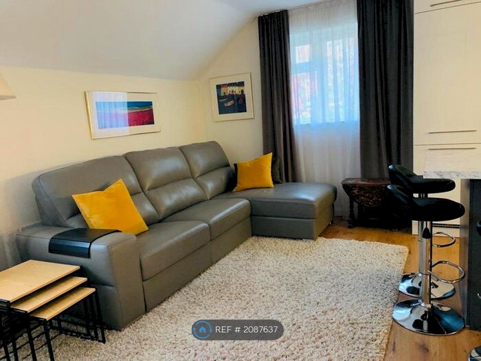 2 Bedroom Flat To Rent In The Dell, At Albans, AL3