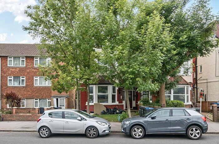 1 Bedroom Flat For Sale In South Norwood Hill, London, SE25