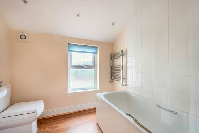 1 Bedroom Flat To Rent In Gleneagle Road, Streatham, London, SW16