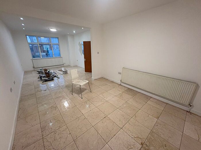 4 Bedroom Semi Detached House To Rent In Vicarage Farm Road, Hounslow, TW5