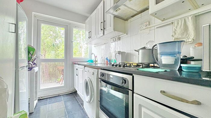 2 Bedroom Flat To Rent In Beaumont Square, London, E1