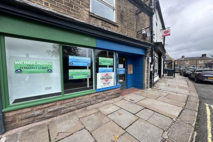 Retail Premises To Rent In Market Place, Chapel En Le Frith, SK23