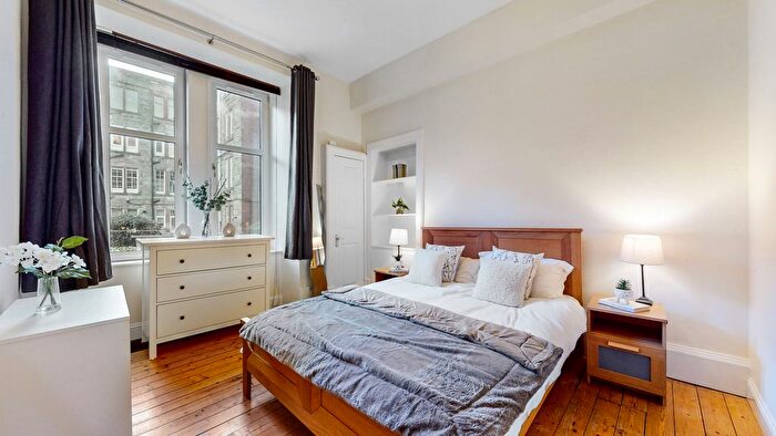 2 Bedroom Flat For Sale In Woodcroft Avenue, Glasgow, G11