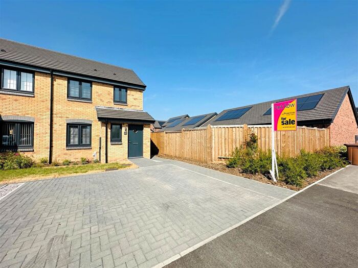 3 Bedroom Semi-Detached House For Sale In Penny Park, Snaith, Goole, DN14