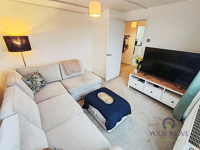 2 Bedroom Flat For Sale In Princess Mary Avenue, Chatham, Kent, ME4