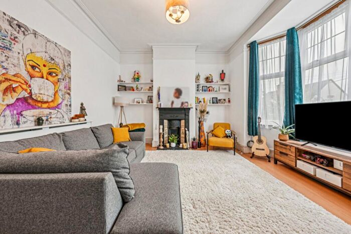 3 Bedroom Flat To Rent In Elm Road, East Sheen, SW14