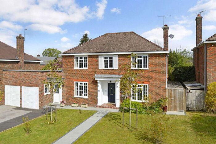 4 Bedroom Detached House For Sale In Chinthurst Park, Shalford, Guildford, GU4