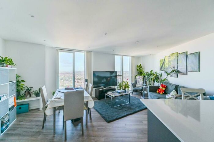 3 Bedroom Flat To Rent In Pinnacle Apartments, Central Croydon, Surrey, CR0