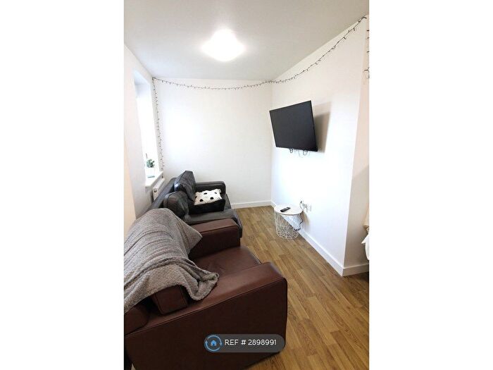 3 Bedroom Flat To Rent In Greenwood Lodge, Winchester, SO22