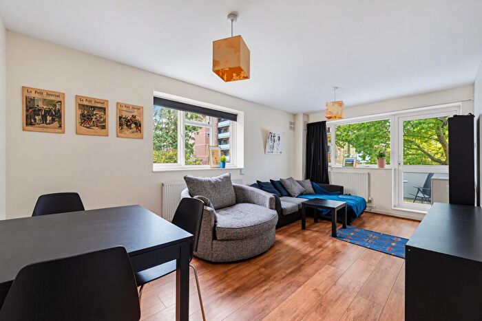 3 Bedroom Flat To Rent In Dagnall Street, SW11