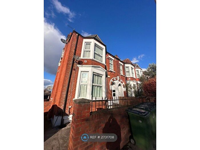 Studio To Rent In Hillreach, London, SE18