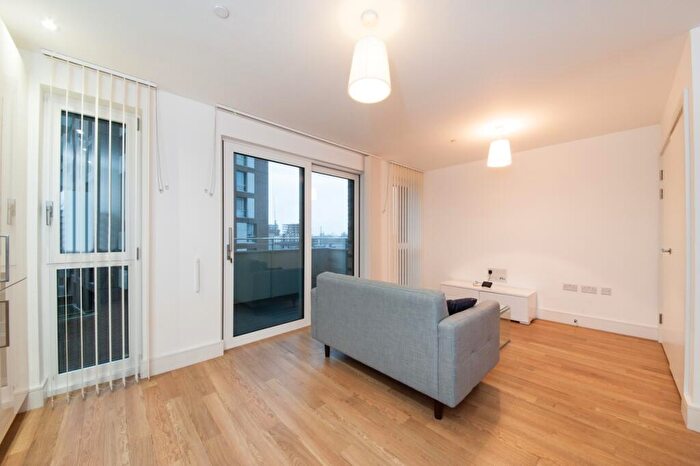 Flat To Rent In Hannaford Walk, Bromley By Bow, London, E3