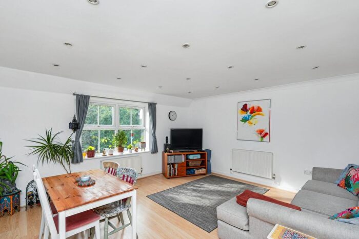 3 Bedroom Flat For Sale In St. Francis Close, Crowthorne, RG45