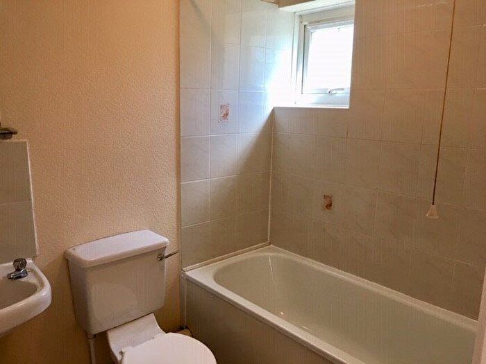 1 Bedroom Flat To Rent In Brighton Road, Redhill, RH1