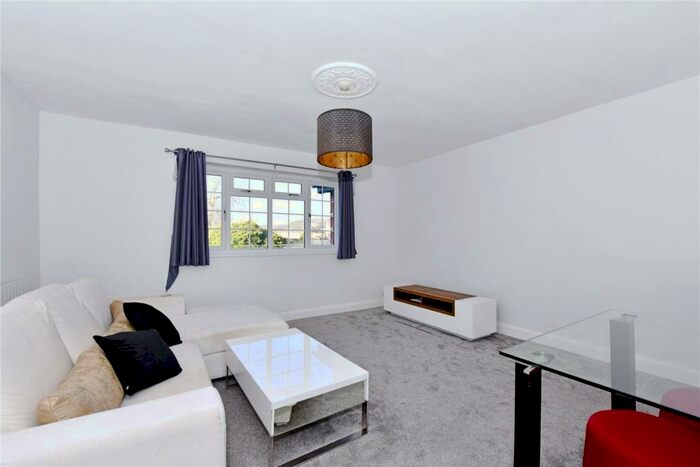 2 Bedroom Apartment To Rent In Maple Court, Windsor, SL4
