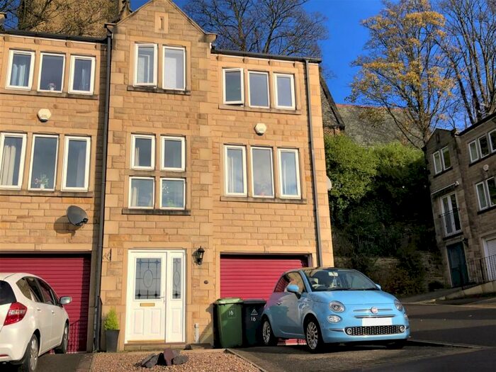 3 Bedroom Town House To Rent In Chancel Court, Longwood, HD3