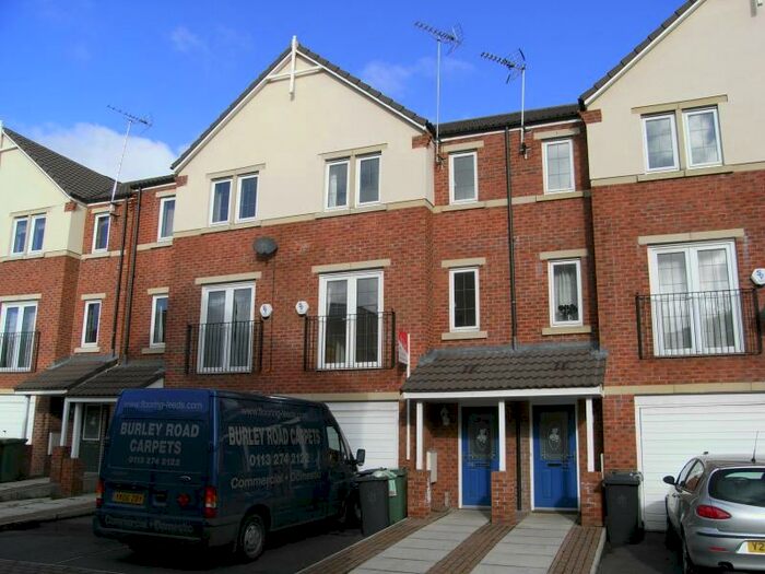3 Bedroom Town House To Rent In Fielding Way, Morley, Leeds, West Yorkshire, LS27