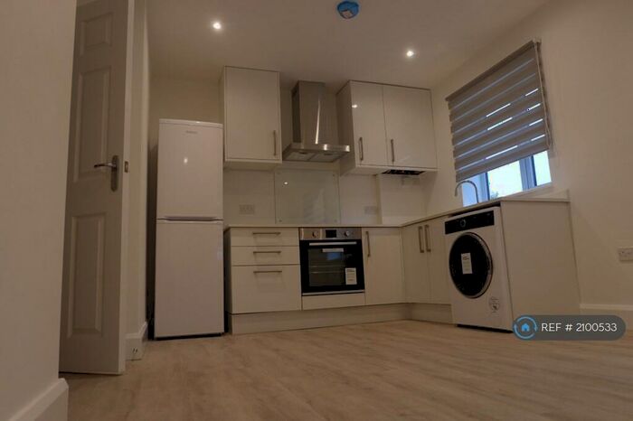2 Bedroom Flat To Rent In King George Road, Ware, SG12