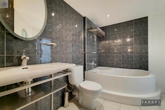 3 Bedroom Flat To Rent In Peterborough Road, Hammersmith, London, SW6